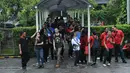 Sejumlah karyawan pertokoan Pondok Indah Mall 1 Jakarta berkumpul di titik kumpul evakuasi. Sebuah ruangan di lantai 2 pusat perbelanjaan Pondok Indah Mall (PIM) I, Jakarta Selatan terbakar pada Senin (20/4/2015). (Liputan6.com/Helmi Fithriansyah)