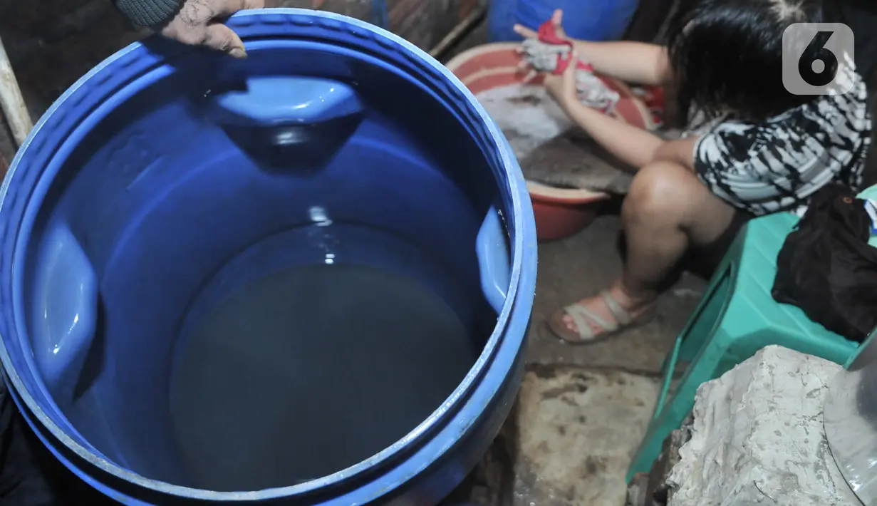 Warga terpaksa mencuci pakaian dengan air PAM yang masih keruh dan berbau di Kampung Baru Kubur Koja, Penjaringan, Jakarta, Minggu (6/10/2019). Akibat peristiwa ini warga terpaksa menggunakan air sumur milik tetangga setempat. (merdeka.com/Iqbal S Nugroho)