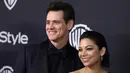 Komedian Jim Carrey dan Ginger Gonzaga berpose saat menghadiri Golden Globe Awards ke-76 di Beverly Hills, California (6/1). Ginger Gonzaga tampil cantik mengenakan gaun berwarna hitam.  (AP Photo/Matt Sayles)