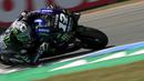 Pebalap Yamaha, Maverick Vinales, saat beraksi pada MotoGP Belanda di Sirkuit Assen, Belanda, Minggu (30/6/2019). Vinales sukses menjadi juara dengan catatan waktu 40 menit 55,415 detik. (AP//Peter Dejong)