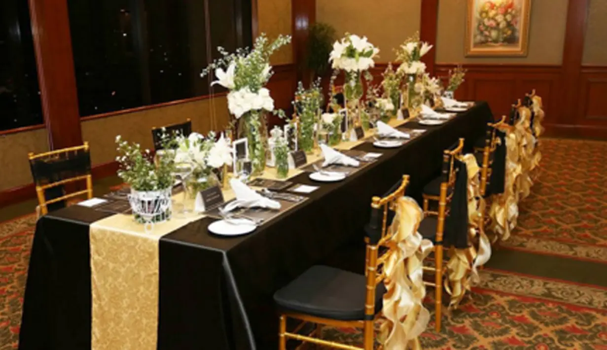 Dekorasi ‘bridal shower’ Nina Zatulini memiliki desain yang mewah dan elegan dengan nuansa gold yang mendominasi. Konsep hitam dan gold ini sangat cantik sebagai tempat Nina Zatulini bersuka cita. (via instagram/@mercantilepenthousewedding)