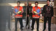 Tersangka kasus dugaan korupsi di Kementerian Pertanian Syahrul Yasin Limpo (tengah) berjalan keluar usai menjalani pemeriksaan di gedung Komisi Pemberantasan Korupsi (KPK), Jakarta, Selasa (16/1/2024). (Liputan6.com/Angga Yuniar)