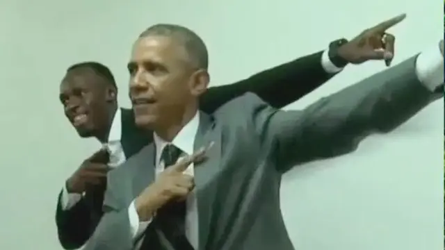 Presiden Amerika Serikat, Barack Obama, bertemu sprinter Usain Bolt, saat melakukan kunjungan ke Jamaika. Kesempatan itu pun tak disia-siakan Obama. Ia berpose menyaingi selebrasi petir, seperti yang biasa dilakukan pemegang gelar juara Olimpiade ena...