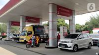 Sejumlah kendaraan mengisi bahan bakar minyak (BBM) di SPBU Pertamina wilayah Gunung Putri, Kabupaten Bogor, Jawa Barat, Jumat (2/9/2022). Pemerintah mengatakan bahwa kebijakan menikkan harga BBM subsidi sampai saat ini masih terus dihitung dengan prinsip kehati-hatian. (Liputan6.com/Magang/Aida Nuralifa)
