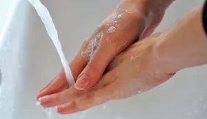Lebih Baik Membersihkan Tangan dengan Sabun atau Hand Sanitizer, Mana yang Lebih Efektif?