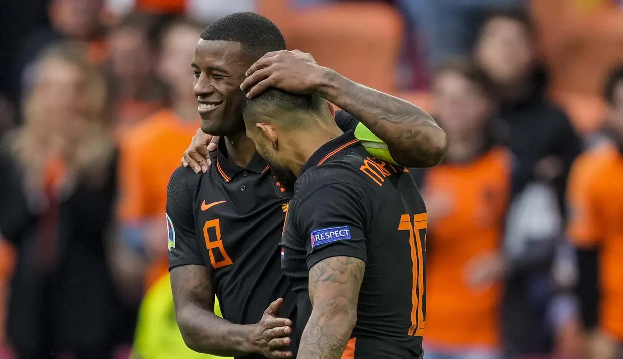 Giorginio Wijnaldum menyumbangkan dua gol pada pertandingan tersebut. Memphis Depay juga bermain cemerlang. Bukan hanya mencetak gol pembuka, dia juga mencatatkan satu assist. (Foto: AP/Pool/Peter Dejong)