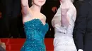 Aktris Samantha Isler (kiri) dan Annalise Basso menunjukan jari tengah saat berpose di karpet merah sebelum pemutaran untuk film " Personal Shopper" dalam kompetisi di Festival Film Cannes ke-69 di Cannes, Prancis , 17 Mei 2016. (REUTERS/Yves Herman)