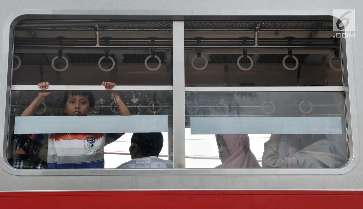 Penumpang KRL Commuter Line menunggu dalam gerbong saat kereta berhenti beroperasi di kawasan Jatinegara, Jakarta, Minggu (4/8/2019). Listrik padam yang melanda Jakarta dan  sekitarnya mengakibatkan penumpang KRL Commuter Line telantar lantaran kereta berhenti beroperasi. (merdeka.com/Iqbal Nugroho)