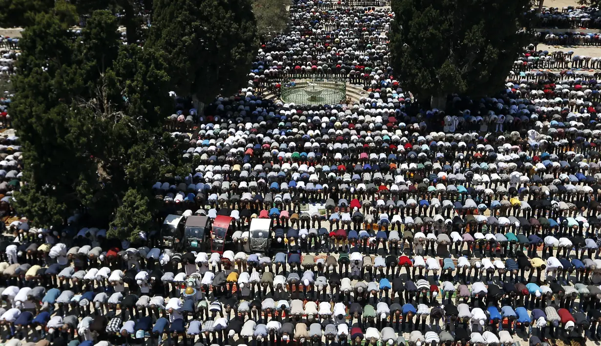 uslim Palestina menghadiri Salat Jum'at pertama bulan suci Ramadhan di luar Dome of the Rock di kompleks masjid al-Aqsa di Yerusalem, Jumat (2/6). (AFP PHOTO / Ahmad GHARABLI)