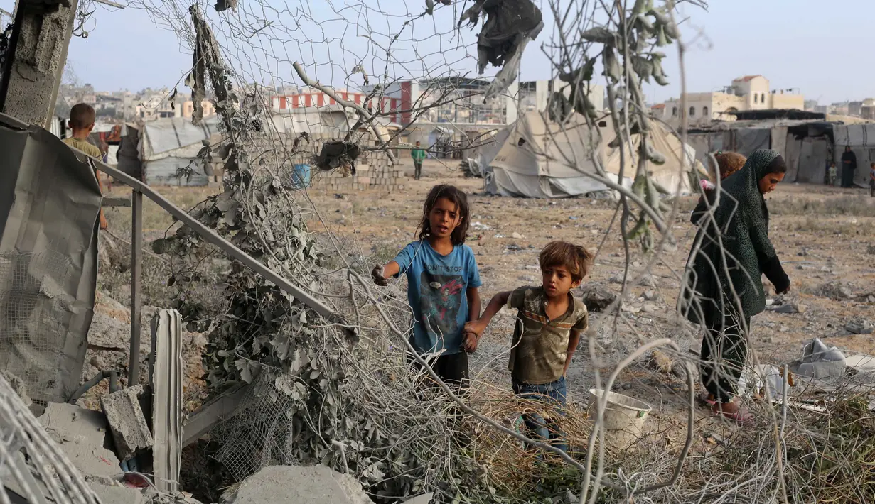 Serangan Israel yang menghancurkan sebagian besar wilayah Gaza menyebabkan sejumlah krisis, termasuk kesehatan anak dan kelaparan. Perserikatan Bangsa Bangsa (PBB) menyebut, kini, 80% wilayah Gaza telah menjadi zona militer Israel—sebuah situasi yang memaksa penduduk Gaza berpindah ke kawasan pengungsian. (Eyad BABA/AFP)