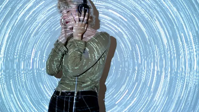 wanita mendengarkan musik