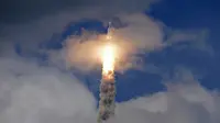 Pesawat ruang angkasa India Chandrayaan-3 meluncur dari Satish Dhawan Space Center di Sriharikota, India, Jumat (14/7/2023). India sukses meluncurkan roket yang membawa pesawat Chandrayaan-3 menuju Bulan dari Sriharikota. (AP Photo/Aijaz Rahi)