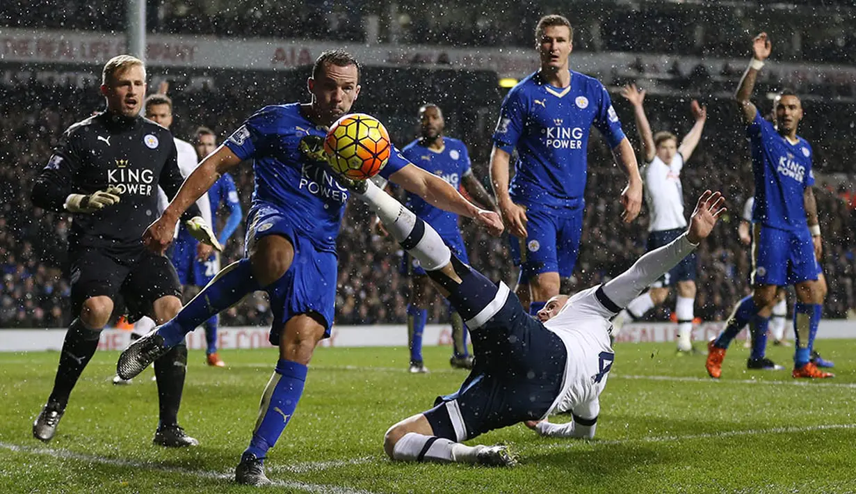 Pemain Tottenham, Toby Alderweireld, menendang bola dihalangi pemain Leicester, Danny Drinkwater, pada laga Liga Premier Inggris di Stadion White Hart Lane, Inggris, Rabu (13/1/2016). Leicester berhasil menang 1-0. (AFP/Matthew Childs)