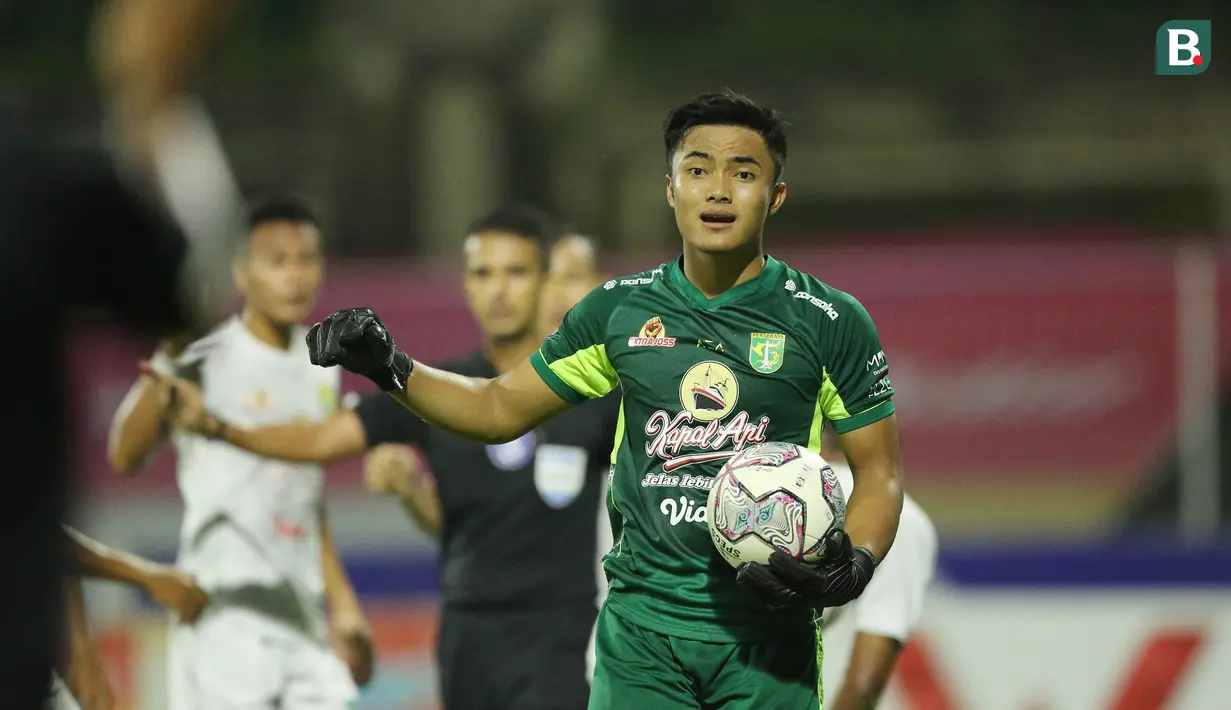 Kiper Persebaya Surabaya, Ernando Ari Sutaryadi, saat melawan Bali United pada pekan ke-33 BRI Liga 1 2021/2022 di Stadion I Gusti Ngurah Rai, Denpasar, Jumat (25/3/2022). (Bola.com/M Iqbal Ichsan)