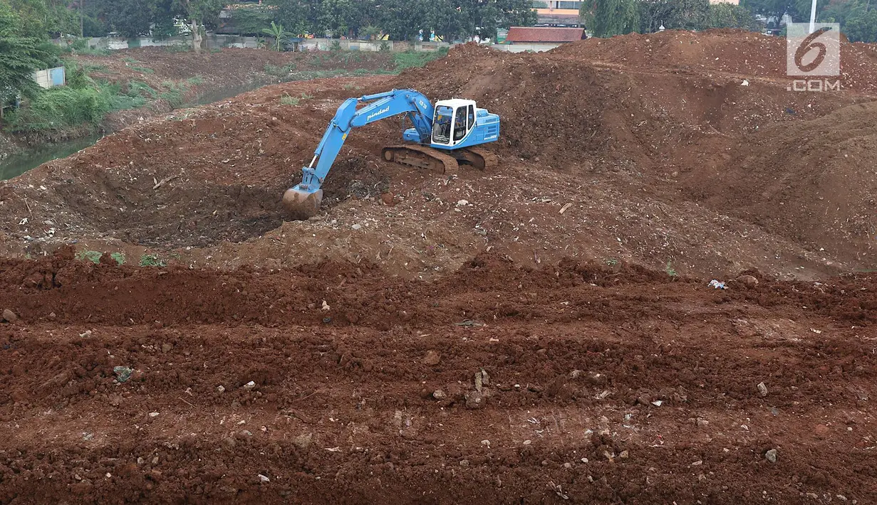 Alat berat mengeruk tanah di lokasi pembangunan Waduk Rambutan, Jakarta Timur, Rabu (24/10). Keberadaan waduk tersebut nantinya diharapkan bisa menahan luapan kali saat mendapat banjir kiriman. (Liputan6.com/Immanuel Antonius)