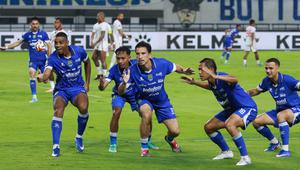 Para pemain Persib Bandung merayakan gol yang dicetak oleh Thom Haye ke gawang Malut United dalam laga pekan ke-20 BRI Super League 2025/2026 di Stadion Gelora Bandung Lautan Api, Bandung, Jumat (6/3/2026) malam WIB. (Bola.com/Erwin Snaz)