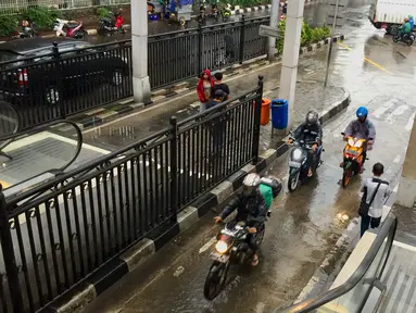 Pengendara sepeda motor menerobos masuk ke jalur bus di Terminal Manggarai, Jakarta, Senin (15/1). Untuk menghindari macet, para pemotor tersebut nekat menerobos ke jalur bus Terminal Manggarai. (Liputan6.com/Immanue Antonius)