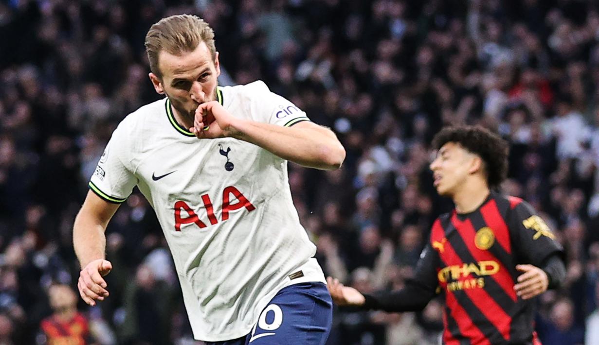 Pemain Tottenham Hotspur, Harry Kane melakukan selebrasi setelah mencetak gol pembuka timnya ke gawang Manchester City pada laga pekan ke-22 Liga Inggris 2022/2023 di Tottenham Hotspur Stadium, London, Minggu (05/02/2023) malam WIB. Gol tersebut berhasil menobatkan dirinya menjadi top skor sepanjang masa Tottenham dengan koleksi 267 gol. (AFP/Adrian Dennis)