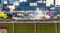 Pemadaman pesawat tergelincir dan terbakar di Miami International Airport. (Pedro Portal/AP)
