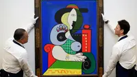 Mahakarya Picasso, yang diberi judul "Femme à la montre" dilelang dengan perkiraan harga yang dapat melampaui Rp1.8 triliun. (sumber: Alexi J. Rosenfeld/Getty Images for Sotheby's)