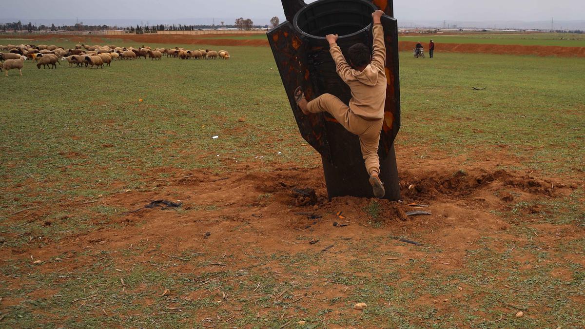 Berbahaya, Proyektil Rudal Iran yang Belum Meledak Jadi Mainan Warga Pinggiran Qamishli Suriah