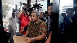 Mengenakan batik cokelat lengan pendek, M Nuh terlihat membawa berkas di amplop berwarna cokelat ke KPK, Jakarta, Selasa (9/12/2014). (Liputan6.com/Miftahul Hayat) 