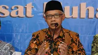 Ketua Umum PP Muhammadiyah, Haedar Nashir memberi tanggapan usai pembacaan pernyataan sikap organisasi terhadap Pilkada Serentak 15 Februari di Jakarta, Senin (13/2). Ada tujuh butir pernyataan sikap PP Muhammadiyah. (Liputan6.com/Helmi Fithriansyah)