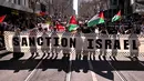 Para demonstran ikut serta dalam aksi unjuk rasa pro-Palestina menentang tindakan Israel dan kelangkaan pangan yang terus berlanjut di Jalur Gaza, selama aksi protes di Melbourne, Australia pada 24 Agustus 2025. (William WEST/AFP)