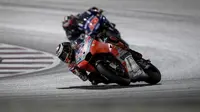 Pembalap Ducati Corse, Jorge Lorenzo gagal menyelesaikan balapan MotoGP Qatar 2018 akibat terjatuh. (Twitter/Ducati Corse)