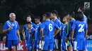 Pelatih Persib, Mario Gomez (kiri) memberi arahan jelang latihan resmi lanjutan Go-Jek Liga 1 Indonesia 2018 bersama Bukalapak di Stadion PTIK, Jakarta, Jumat (29/6). Persib akan melakoni laga melawan Persija, (30/6). (Liputan6.com/Helmi Fithriansyah)