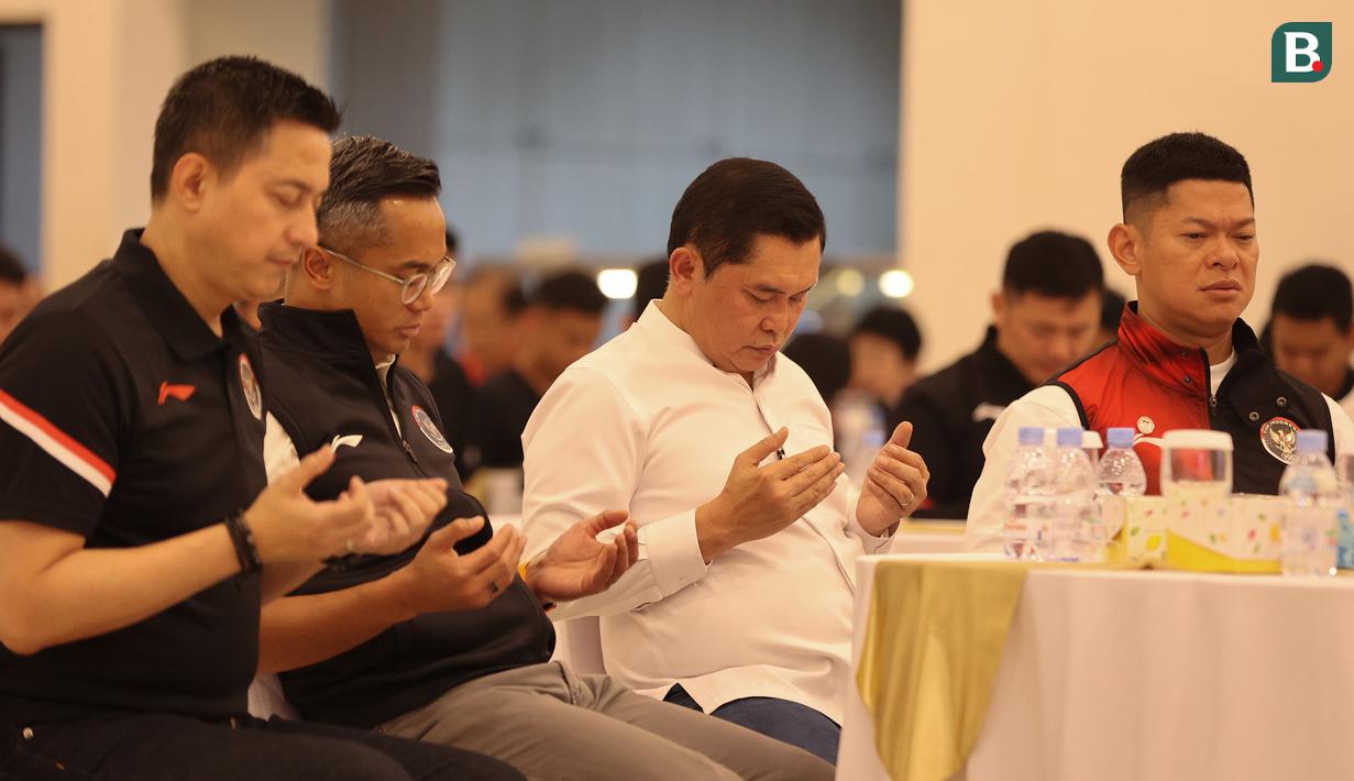 <p>(Dari kiri) Kabid Binpres PP PBSI Ricky Soebagdja, CdM Kontingen Indonesia ke Olimpiade Paris 2024 Anindya Bakrie, Sekjen PP PBSI M.Fadil Imran dan Ketua Umum NOC Indonesia Raja Sapta Oktohari saat acara doa bersama untuk kesuksesan skuad bulu tangkis Indonesia menuju Olimpiade Paris 2024 di Pelatnas PBSI Cipayung, Jakarta, Kamis (11/7/2024). (Bola.com/Abdul Aziz)</p>