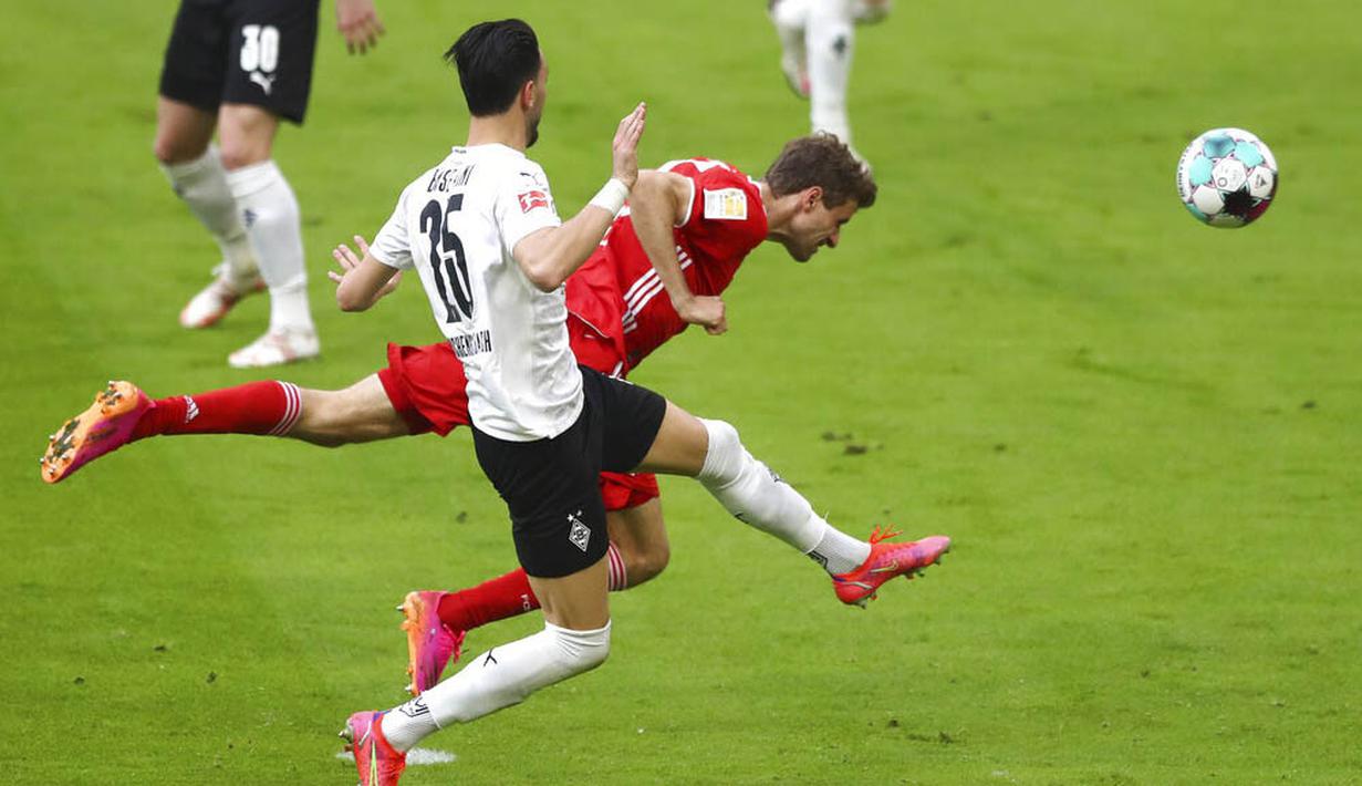 Penyerang Bayern Munchen, Thomas Mueller, menyundul bola saat melawan Moenchengladbach pada laga Liga Jerman di Allianz Arena, Sabtu (8/5/2021). Bayern Munchen menang enam gol tanpa balas. (AP/Matthias Schrader, Pool)
