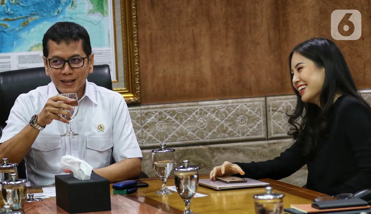 Menteri Pariwisata dan Ekonomi Kreatif Wishnutama (kiri) didampingi Wakil Menteri Angela Tanoesoedibjo (kanan) saat menerima kunjungan jajaran Emtek dan SCM Group di Kantor Kemenpar, Jakarta, Jumat (8/11/2019). Kunjungan tersebut untuk membahas kerja sama di sektor media. (Liputan6.com/JohanTallo)
