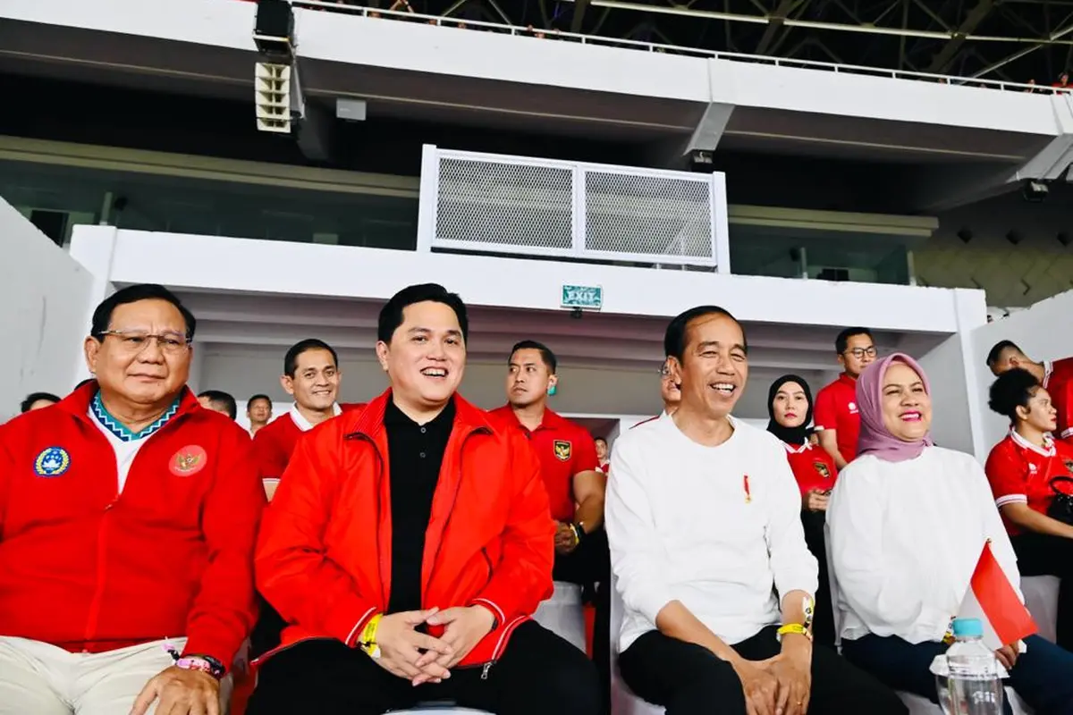 Presiden Joko Widodo atau Jokowi bersama Ibu Negara Iriana menyaksikan FIFA Matchday antara Timnas Indonesia melawan Timnas Argentina di Stadion Utama Gelora Bung Karno (GBK) Jakarta, Senin (19/6/2023).