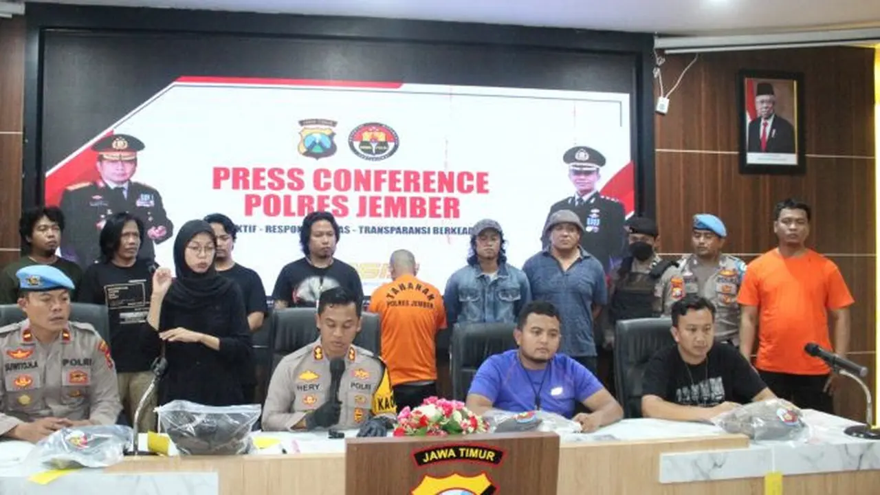 Kapolres Jember AKBP Hery Purnomo lakukan jumpa pers kasus pembunuhan dengan menghadirkan tersangka di Mapolres Jember (Istimewa)