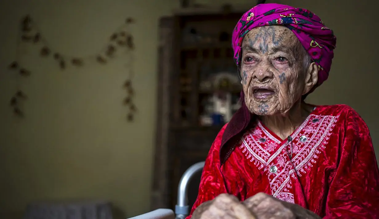 Seorang wanita tua Aljazair tampak bertato dibagian mukanya. Kebanyakan wanita Aljazair saat masih muda menato dirinya agar terlihat cantik. (Dailymail.co.uk)