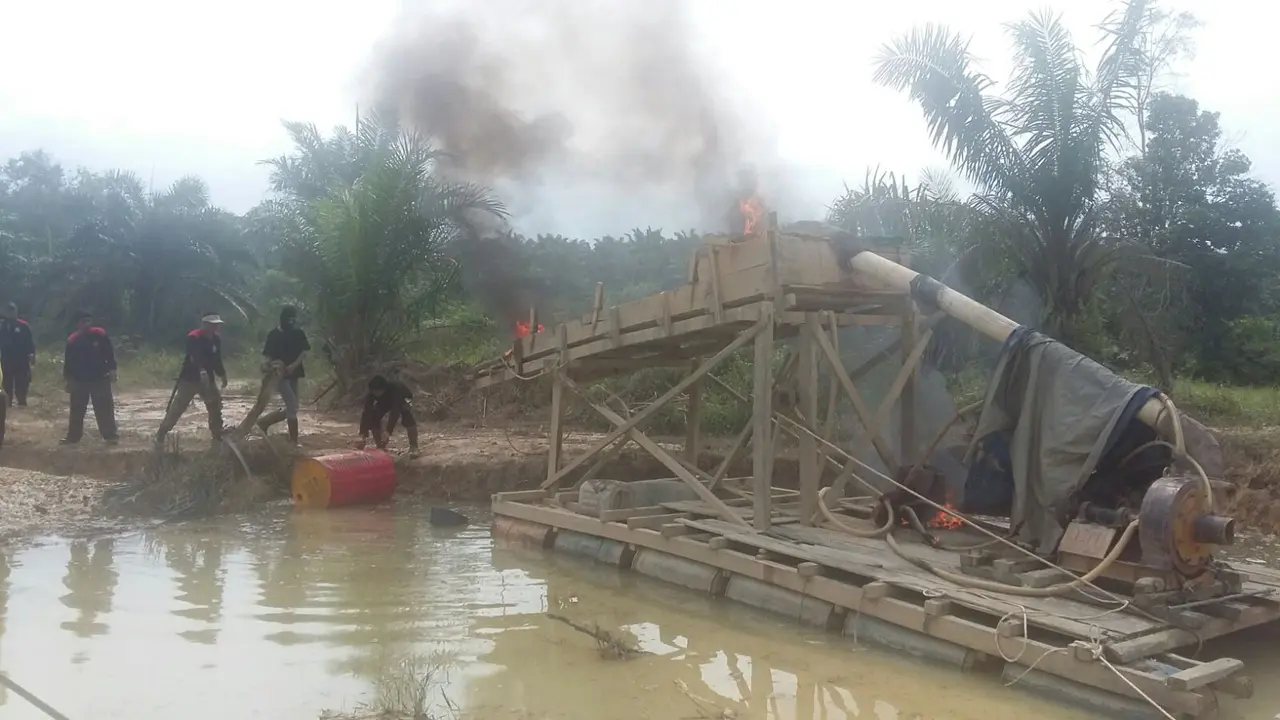 Rakit penambang emas ilegal