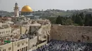 Ribuan orang dari kasta imam Yahudi berdoa menjelang Paskah di depan Tembok Barat, Yerusalem (13/4). (AP Photo / Ariel Schalit) 