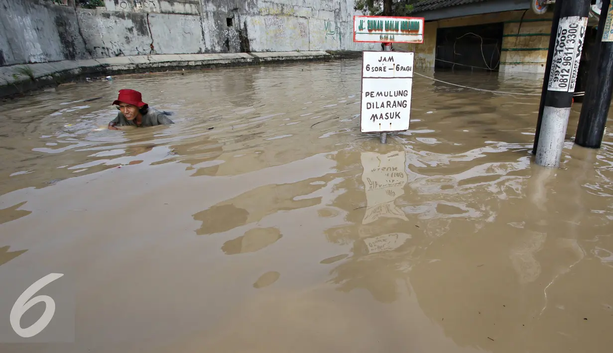 Warga menerobos banjir yang menggenangi Perumahan Pondok Gede Permai, Bekasi, Jawa Barat, Kamis (21/4). Banjir dengan ketinggian tiga meter yang berasal dari meluapnya Sungai Cikeas. (Liputan6.com/ Immanuel Antonius)