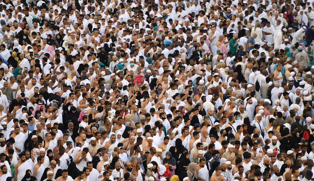 Umat muslim melakukan tawaf keliling Kakbah selama menjalani ibadah umrah di Masjidil Haram, Makkah, Minggu (26/5/2019). Ramadan adalah bulan istimewa bagi umat Islam, banyak orang berlomba-lomba melakukan amalan ibadah sebanyak-sebanyaknya salah satunya umrah. (REUTERS/Waleed Ali)