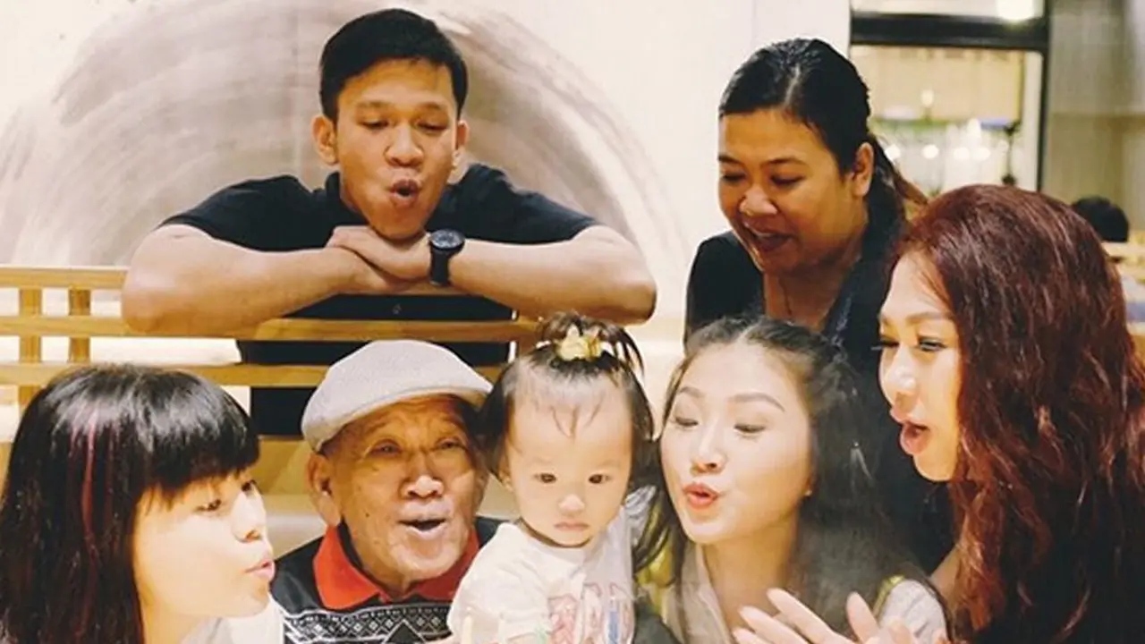 Ayah Ruben Onsu, Johannes Abraham Onsu bersama anak dan cucu.