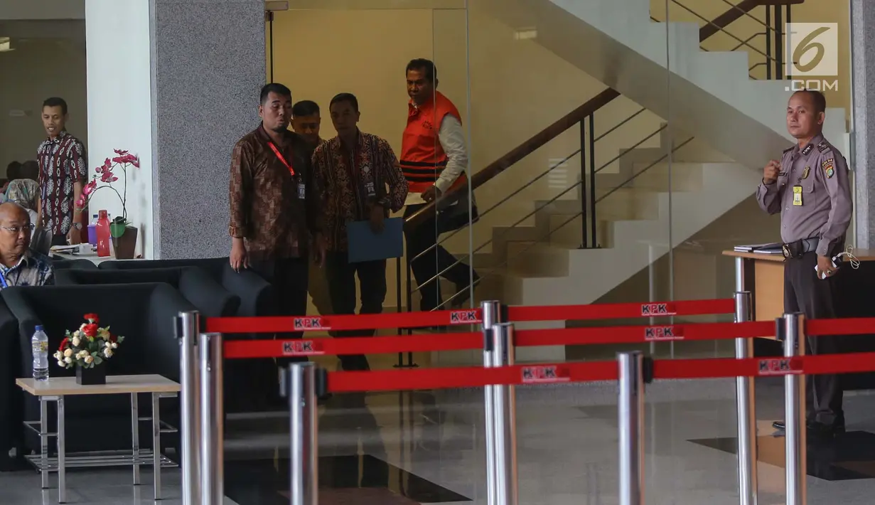 Bupati Hulu Sungai Tengah, Kalimantan Selatan Abdul Latif kenakan rompi tahanan meninggalkan gedung KPK, Jakarta, Jumat (5/1). KPK resmi menetapkan dan menahan Abdul Latif sebagai tersangka penerima suap. (Liputan6.com/Faizal Fanani)