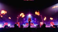 G-Dragon bikin histeris penggemarnya di konser &Uuml;bermensch hari pertama di Indonesia Arena, Jakarta, Jumat (25/7). (marcommcks)