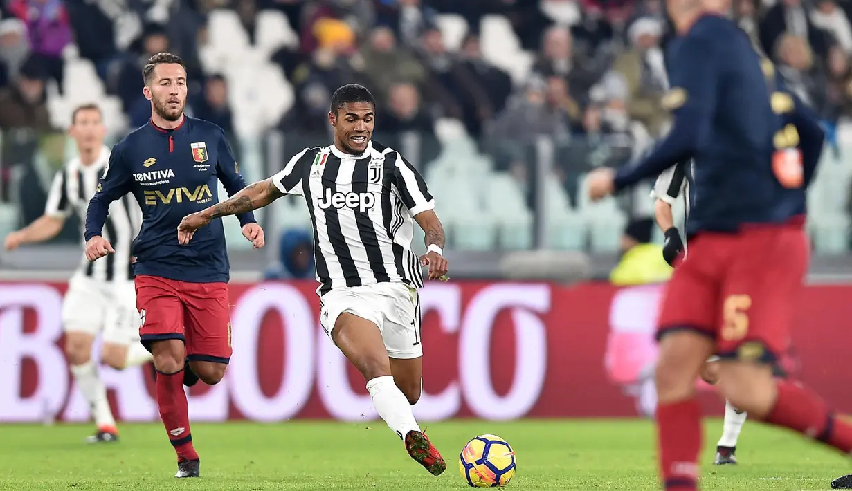 Aksi pemain Juventus, Douglas Costa (tengah) saat melewati adangan para pemain Genoa pada lanjutan Serie A di Allianz stadium, Turin, (22/1/2018). Juventus menang tipis 1-0. (Alessandro Di Marco/ANSA via AP)