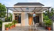 Cara Membersihkan Kanopi Rumah dari Debu Membandel agar Kembali Bersih Tanpa Alat Khusus. (Foto: AI Generated)