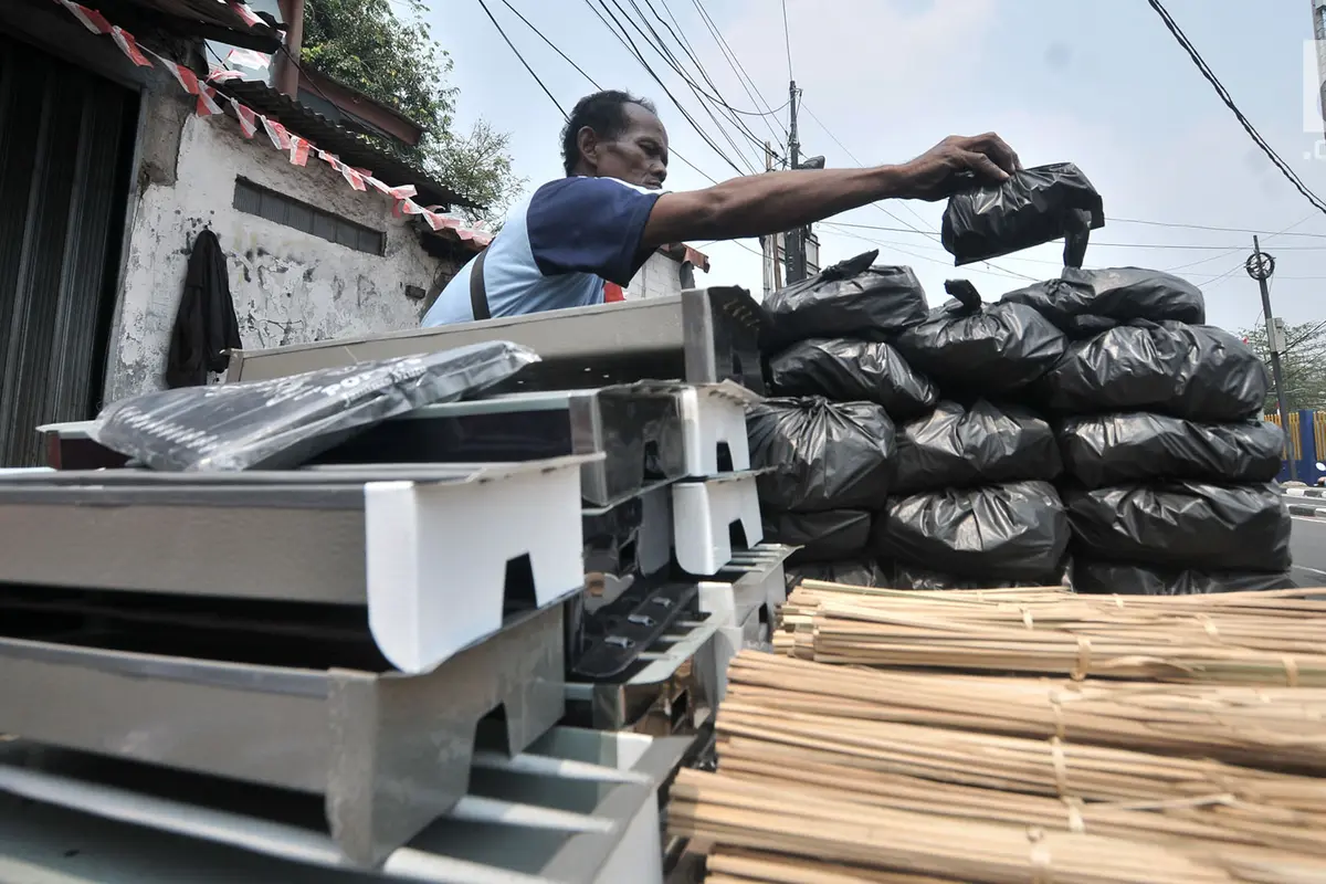 Berkah Idul Adha, Penjual Arang dan Tusuk Sate Panen Rupiah