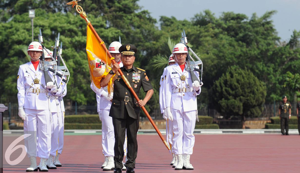 Jenderal TNI Moeldoko bersiap menyerahkan panji kepada Jenderal TNI Gatot Nurmantyo saat Serah Terima Jabatan Panglima TNI di Mabes TNI Jakarta, Selasa (14/7/2015). Sertijab ini tindak lanjut Keppres No 49/TNI/2015. (Liputan6.com/Helmi Fithriansyah)