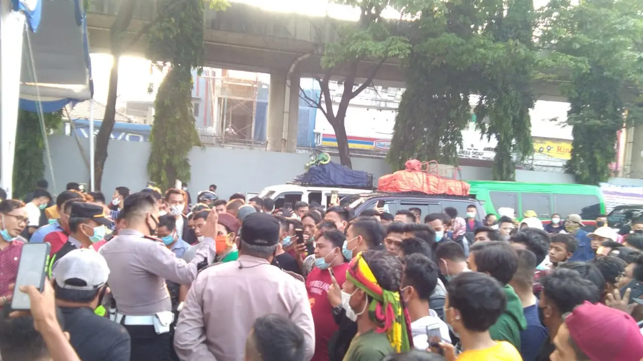 Penumpang di Pelabuhan Merak Membeludak