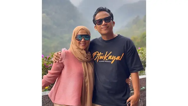 Unggah Foto Lawas saat Anniversary, Ini 7 Potret Mesra Denny Cagur dan Istri