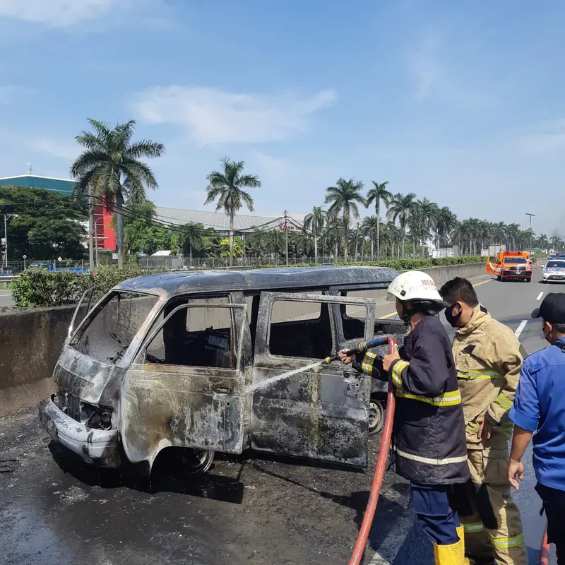 Sebuah mobil Suzuki Carry terbakar di Tol Jakarta-Merak